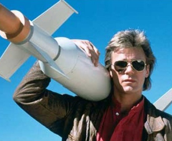 Macgyver (Profissão: Perigo)  (1985) é uma série de TV sobre um agente secreto que resolvia qualquer problema com materiais simples, como um canivete suíço.