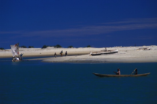 Outro lugar fantástico que é real. A imagem mostra os rios da região norte de Madagascar, na África. Vai dizer que o formato desse lugar não lembra uma água-viva?