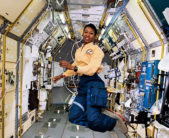 MAE JEMISON - Física e astronauta americana. Em 1992, à bordo da Endeavour, tornou-se a primeira mulher de origem africana a viajar ao espaço. Após sair da Nasa, participou de um episódio da série Star Trek: The Next Generation. Ela afirmou que a personagem Tenente Uhura (interpretada por Nichelle Nichols) foi a grande inspiração para sua carreira.