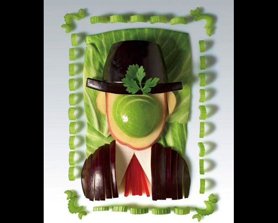 Frutas e vegetais recriam o quadro O Filho do Homem, do pintor surrealista René Magritte.