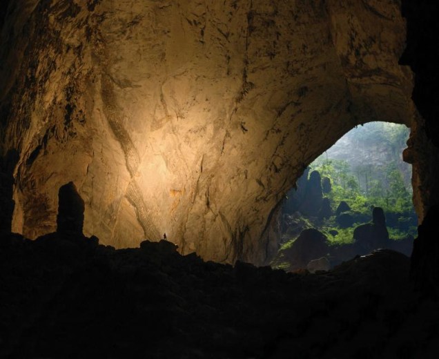 A Hang Son Đoòng é a maior caverna do mundo, com 5 km de profundidade, 200 m de altura e 150m de largura. Localizada no Vietnã, ela foi descoberta apenas em 1991. Dentro dela, há rios subterrâneos, praias e florestas. Esta é a primeira vez que a caverna foi registrada desta maneira. Tudo graças a um drone, levado até lá pelo fotógrafo Ryan Deboodt. <a href="https://vimeo.com/121736043" target="_blank">Teve até vídeo.</a>