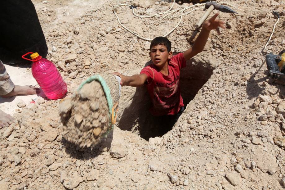 Com o aumento das mortes e a escassez de terreno, mesmo o maior cemitério do mundo não dá conta da demanda. Aí, os enterros foram inflacionados. Um trecho de 25 metros quadrados para enterrar a família hoje custa 5 milhões de dinares iraquianos, ou R$ 13.500.