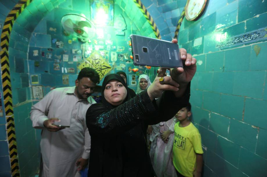 O cemitério foi crescendo ao redor do mausoléu que abriga os restos mortais de Ali ibn Abi Talibe, primo e genro do Profeta Maomé. 