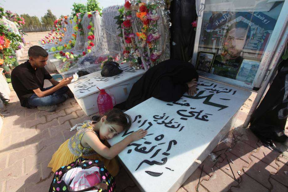 Grande parte dos mortos que vão parar no Vale da Paz fez parte das Forças de Mobilização Popular, uma milícia de maioria xiita apoiada pelo governo iraquiano. Muitos deles passam pelo cemitério para pedir proteção antes de sair para as missões - e, por via das dúvidas, já pedem que, em troca do sacrifício, sejam enterrados ali quando sua hora chegar.