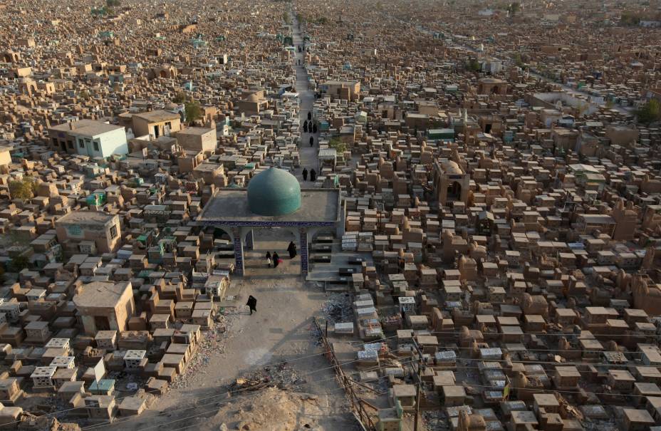 O maior cemitério do mundo fica na cidade de Najaf, no Iraque, ao sul de Bagdá. Seu nome, Wadi-us-Salaam, significa Vale da Paz. Xiitas do mundo inteiro competem para serem enterrados no local, que tem aproximadamente 10 km2 de área (cerca de 55 Estádios do Maracanã). O número de túmulos fica na grandeza dos 5 milhões, mas centenas de novos enterros são feitos todos os dias.