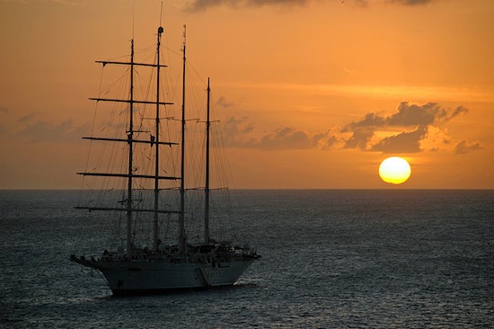 MAR DO CARIBE - Longe das principais fontes de luzes e poluição, as ilhas ao sul do Caribe são também ótimas para observação astronômica, mas meio do oceano, longe de qualquer terra firme, fica ainda melhor. Por causa da localização equatorial, é o melhor lugar para visualizar algumas constelações específicas dessa área, como Cão Menor, Aquario e Erídano. MAR DO CARIBE - Longe das principais fontes de luzes e poluição, as ilhas ao sul do Caribe são também ótimas para observação astronômica, mas meio do oceano, longe de qualquer terra firme, fica ainda melhor. Por causa da localização equatorial, é o melhor lugar para visualizar algumas constelações específicas dessa área, como Cão Menor, Aquario e Erídano.
