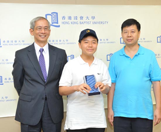 Este é March Tian Boedihardjo, um pequeno gênio que nasceu Hong Kong no ano de 1998. Ele ingressou na universidade aos 9 anos de idade! Em quatro anos de estudos, Boedihardjo conseguiu um diploma de bacharel em Ciências Matemáticas e ainda concluiu um mestrado em Filosofia da Matemática. Este é March Tian Boedihardjo, um pequeno gênio que nasceu Hong Kong no ano de 1998. Ele ingressou na universidade aos 9 anos de idade! Em quatro anos de estudos, Boedihardjo conseguiu um diploma de bacharel em Ciências Matemáticas e ainda concluiu um mestrado em Filosofia da Matemática.