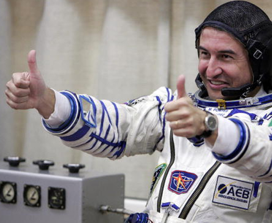 MARCOS PONTES (bônus) - É o primeiro astronauta brasileiro. Em 2006, participou da Missão Centenário, e foi até a Estação Espacial Internacional à bordo da nave russa Soyuz TMA-7. MARCOS PONTES (bônus) - É o primeiro astronauta brasileiro. Em 2006, participou da Missão Centenário, e foi até a Estação Espacial Internacional à bordo da nave russa Soyuz TMA-7.