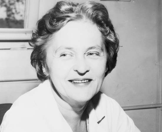 Mária Telkes (1900 - 1995) - Biofísica húngara que realizou pesquisas sobre energia solar. Ela inventou o gerador e o refrigerador termoelétricos.