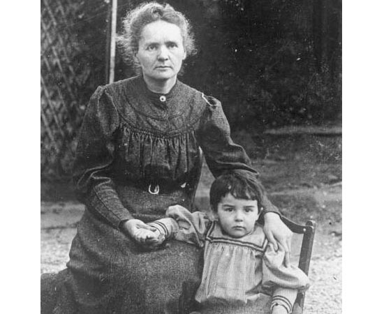A grande cientista Marie Curie relaxa ao lado da filha e aproveita para eternizar o momento em uma fotografia.