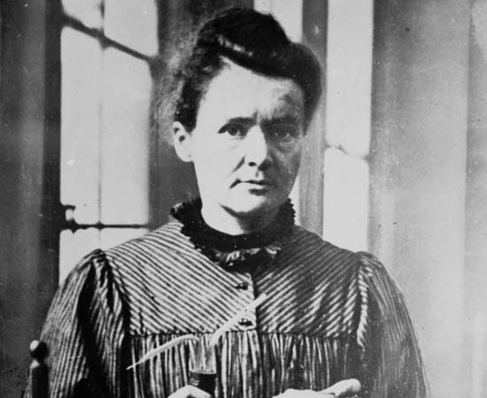 Marie Curie (1867 - 1934) - Física e química polonesa que ficou conhecida por suas contribuições sobre radioatividade. Ganhou o Prêmio Nobel de Física de 1903 e o Prêmio Nobel de Química de 1911, tornando-se a primeira pessoa a conquistar o Nobel duas vezes e em duas áreas diferentes.