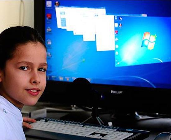 Marko Casalan nasceu em 2002 na Macedônia e é conhecido como o Mozart dos Computadores por ser um gênio da Engenharia de Software. Aos 10 anos de idade, ele se tornou o mais jovem administrador de sistemas a ter certificação da Microsoft. Atualmente, Marko dá aulas de computação básica para crianças e tem fluência em três idiomas. Marko Casalan nasceu em 2002 na Macedônia e é conhecido como o Mozart dos Computadores por ser um gênio da Engenharia de Software. Aos 10 anos de idade, ele se tornou o mais jovem administrador de sistemas a ter certificação da Microsoft. Atualmente, Marko dá aulas de computação básica para crianças e tem fluência em três idiomas.