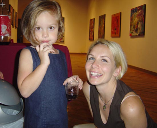 Marla Olmstead nasceu em Nova Iorque (EUA) em 2000. Ela se tornou famosa no mundo todo por causa de suas pinturas abstratas. No início da carreira, quando tinha 6 anos de idade, suas obras chegavam a valer R$ 40 mil. Seu talento é tanto que houve quem investigasse a procedência das peças. Marla Olmstead nasceu em Nova Iorque (EUA) em 2000. Ela se tornou famosa no mundo todo por causa de suas pinturas abstratas. No início da carreira, quando tinha 6 anos de idade, suas obras chegavam a valer R$ 40 mil. Seu talento é tanto que houve quem investigasse a procedência das peças.