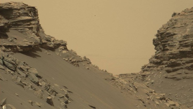 Na longa escalada do Monte Sharp, Curiosity está investigando como e quando Marte se tornou tão seco e inóspito.