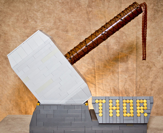 Esta réplica do martelo de Thor foi feita com peças de Lego. Esta réplica do martelo de Thor foi feita com peças de Lego.