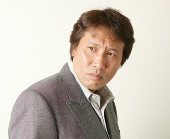 MASAMI KURUMADA - É um escritor e ilustrador japonês que nasceu em Tóquio em 1953. Criou dezenas de mangás, mas só ficou mundialmente famoso após o sucesso de Os Cavaleiros do Zodíaco (Saint Seiya). Após enfrentar um período de fracassos editoriais na década de 90, Kurumada voltou a receber boas críticas com o lançamento de OVAs (animes de longa duração lançados diretamente no mercado de vídeo) da Saga de Hades. MASAMI KURUMADA - É um escritor e ilustrador japonês que nasceu em Tóquio em 1953. Criou dezenas de mangás, mas só ficou mundialmente famoso após o sucesso de Os Cavaleiros do Zodíaco (Saint Seiya). Após enfrentar um período de fracassos editoriais na década de 90, Kurumada voltou a receber boas críticas com o lançamento de OVAs (animes de longa duração lançados diretamente no mercado de vídeo) da Saga de Hades.