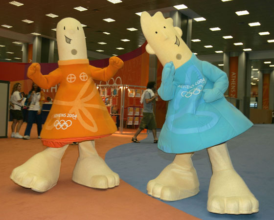 ´Athena e Phevos´ - Jogos Olímpicos de Atenas (2004): Os dois mascotes foram feitos por Spyros Gogos e são bonecos que imitam crianças. Os dois mascotes irmãos tiveram o design baseado em um antigo boneco grego de terracota. Além disso, ´Athena´ é a deusa da sabedoria e ´Phevos´ seria o deus da luz e da música.