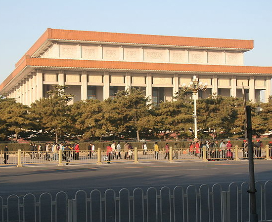 MAUSOLÉU DE MAO TSÉ-TUNG - O corpo do presidente da República Popular da China está embalsamado neste monumento, localizado no centro da Praça Tiannamen, em Pequim.