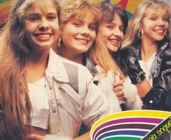 A apresentadora Adriane Galisteu era cantora e se apresentava com seu conjunto Meia Soquete no Cassino do Chacrinha. A apresentadora Adriane Galisteu era cantora e se apresentava com seu conjunto Meia Soquete no Cassino do Chacrinha.