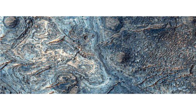 Crateras e encostas em Melas Chasma