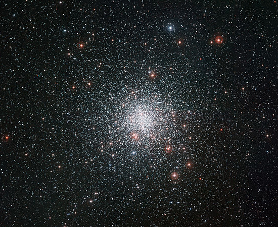 A ESTRELA ETERNAMENTE JOVEM - As estrelas do aglomerado ‘Messier 4’, localizadas na constelação de Escorpião, são muito antigas, com mais de 12,2 bilhões de anos. No entanto, lá está uma estrela composta basicamente de Lítio! O que há de estranho nisso? Bem, o Lítio geralmente desaparece nos primeiros bilhões de anos do ciclo de vida de uma estrela. De alguma forma, umas das estrelas conseguiu uma forma de repor o Lítio, mantendo-se eternamente jovem. Como isso aconteceu ainda é um mistério.