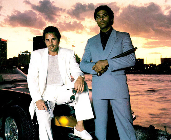 Miami Vice (1984) é uma série de TV que mostra dois policiais no combate ao crime.