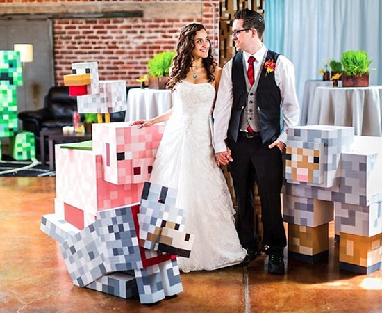 DECORAÇÃO CUBISTA - Esta é uma ótima ideia para casais viciados em Minecraft! A melhor parte é que, durante a produção, os noivos, padrinhos, familiares e amigos podem brincar de Minecraft de verdade. Clique em Leia Mais para ver mais fotos. DECORAÇÃO CUBISTA - Esta é uma ótima ideia para casais viciados em Minecraft! A melhor parte é que, durante a produção, os noivos, padrinhos, familiares e amigos podem brincar de Minecraft de verdade. Clique em Leia Mais para ver mais fotos.