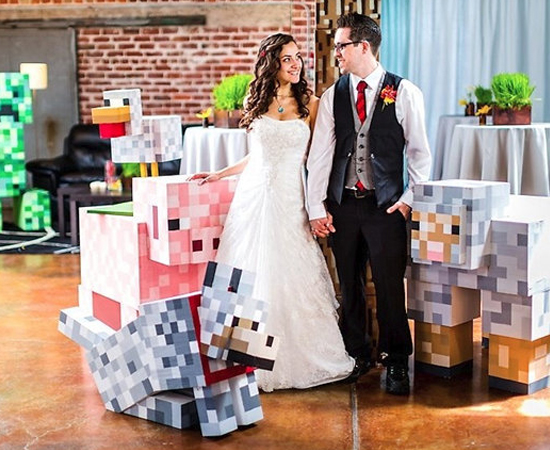 DECORAÇÃO CUBISTA - Esta é uma ótima ideia para casais viciados em Minecraft! A melhor parte é que, durante a produção, os noivos, padrinhos, familiares e amigos podem brincar de Minecraft de verdade. Clique em Leia Mais para ver mais fotos.