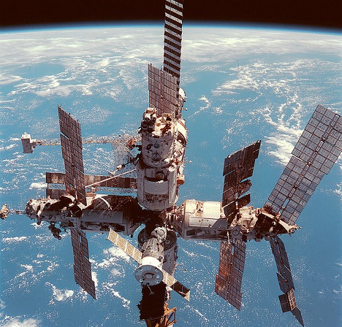 Lançada em 1986, a estação espacial soviética MIR ficou 15 anos em órbita. Foi palco de 20 mil experiências científicas e do recorde de permanência humana no espaço, de 438 dias. Os restos da MIR caíram no Oceano Pacífico, em 2001. Lançada em 1986, a estação espacial soviética MIR ficou 15 anos em órbita. Foi palco de 20 mil experiências científicas e do recorde de permanência humana no espaço, de 438 dias. Os restos da MIR caíram no Oceano Pacífico, em 2001.