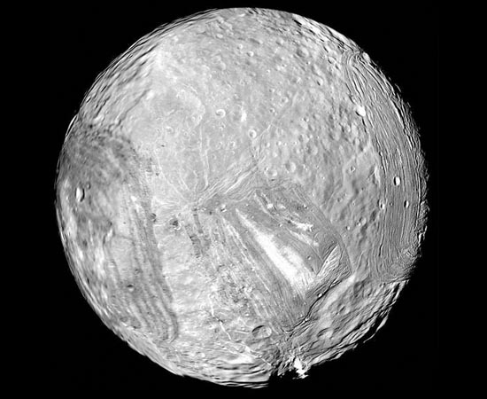 Apesar de ser a menor das grandes luas de Urano, Miranda é um dos satélites mais intrigantes do Sistema Solar.Sua superfície possui o relevo deformado, com penhascos, depressões, crateras, montanhas e planícies. Alguns picos chegam a 15 km de altura! Cientistas acreditam que um objeto gigantesco se chocou contra Miranda e acabou formando os anéis doe Urano.
