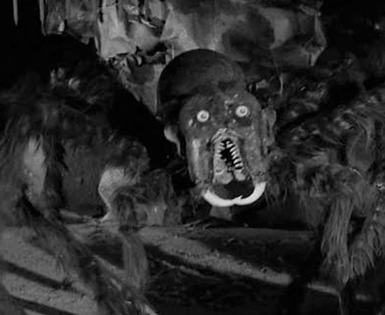 Missil para a Lua é uma ficção-científica de 1958 sobre dois fugitivos que viajam para a Lua e encontram um reino subterrâneo repleto de monstros assustadores, como aranhas gigantes. Missil para a Lua é uma ficção-científica de 1958 sobre dois fugitivos que viajam para a Lua e encontram um reino subterrâneo repleto de monstros assustadores, como aranhas gigantes.