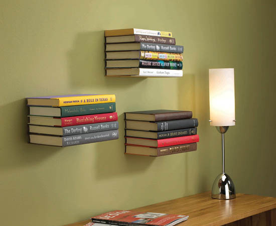 Esta é uma estante invisível. Um dos livros é fixado a uma base de metal e serve de suporte para outros. Esta é uma estante invisível. Um dos livros é fixado a uma base de metal e serve de suporte para outros.