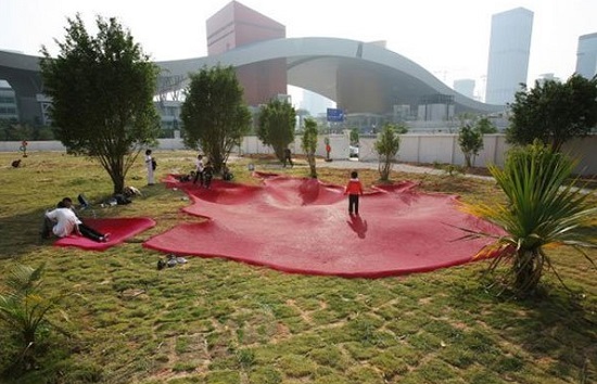 Pegadas de monstros gigantes. É a inspiração para esse playground, em Shenzhen, na China.