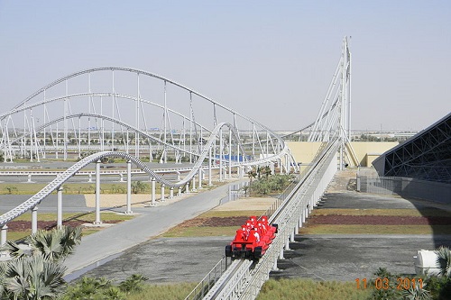 Só para os corajosos. A Formula Rossa, motanha-russa da Ferrari, em Abu Dhabi, é a mais rápida do planeta: atinge 240 km/h! Só para os corajosos. A Formula Rossa, motanha-russa da Ferrari, em Abu Dhabi, é a mais rápida do planeta: atinge 240 km/h!