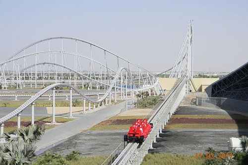 Só para os corajosos. A Formula Rossa, motanha-russa da Ferrari, em Abu Dhabi, é a mais rápida do planeta: atinge 240 km/h!