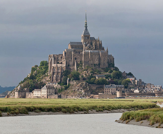 O Monte Saint-Michel é um santuário em homenagem ao arcanjo Miguel, construído no século 13, em uma ilha de Mancha, na França. Era usado como ponto de encontro de Cruzados que iam à Terra Santa. Após a revolução francesa, serviu como prisão até 1863. É Patrimônio Mundial da Humanidade desde 1987.