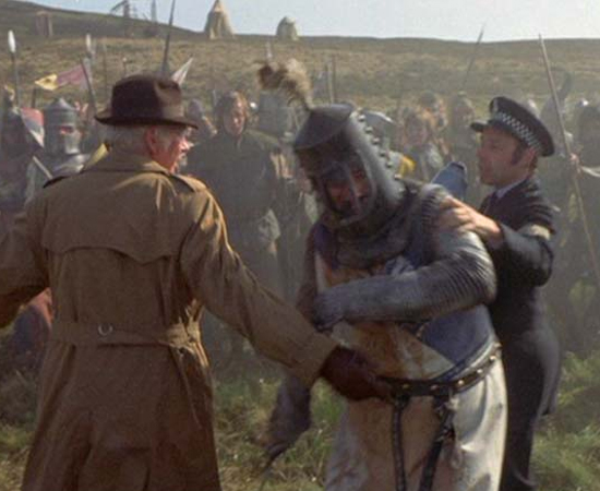 Monty Python em busca do Cálice Sagrado (Terry Gilliam e Terry Jones, 1975) - O Rei Arthur e seus cavaleiros embarcam em uma busca ávida, porém com recursos escassos, pelo Santo Graal. Se você prestar bem atenção, vai logo matar o grande mistério do filme genial feito pelo grupo de humoristas Monty Python. Monty Python em busca do Cálice Sagrado (Terry Gilliam e Terry Jones, 1975) - O Rei Arthur e seus cavaleiros embarcam em uma busca ávida, porém com recursos escassos, pelo Santo Graal. Se você prestar bem atenção, vai logo matar o grande mistério do filme genial feito pelo grupo de humoristas Monty Python.