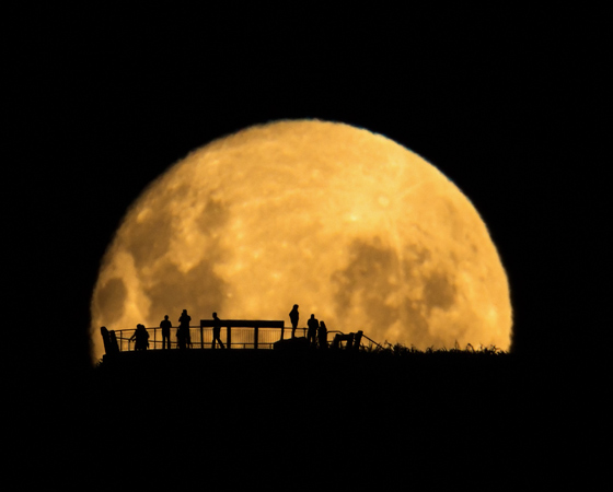 Além de ser eleito Fotógrafo de Astronomia do Ano, Mark Gee também ganhou na categoria Pessoas e Espaço, com esta imagem da silhueta da Lua.