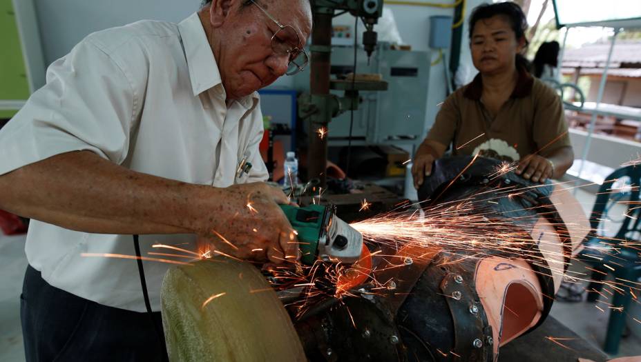 As próteses são feitas de plástico, borracha e aço e foram ficando mais resistentes a cada novo modelo. O maior desafio era conseguir que a peça fosse funcional e confortável ao mesmo tempo. Senão, seria uma batalha perdida: caso a perna incomodasse, Mosha não ia aceitar andar com ela.