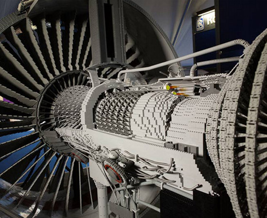 Este motor, que funciona de verdade, foi feito com mais de 150 mil peças de Lego. Este motor, que funciona de verdade, foi feito com mais de 150 mil peças de Lego.