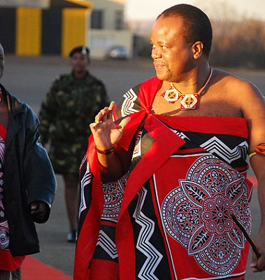 O rei Mswati III chegou ao trono da Suazilândia, um país no sul da África, em 1986, após a morte do pai dele, Sobhuza II. E os mais de 20 anos de reinado foram cheios de polêmica: recentemente uma jovem pediu asilo ao Reino Unido depois que Mswati III quis torná-la sua 14º esposa. Mswati III também chegou a defender que os portadores do vírus HIV fossem esterilizados, e isso num dos países que mais sofrem com a doença no mundo. O rei Mswati III chegou ao trono da Suazilândia, um país no sul da África, em 1986, após a morte do pai dele, Sobhuza II. E os mais de 20 anos de reinado foram cheios de polêmica: recentemente uma jovem pediu asilo ao Reino Unido depois que Mswati III quis torná-la sua 14º esposa. Mswati III também chegou a defender que os portadores do vírus HIV fossem esterilizados, e isso num dos países que mais sofrem com a doença no mundo.