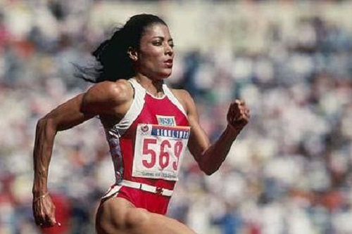A mulher mais rápida que já correu pela Terra foi a norte-americana Florence Griffith Joyner, que morreu em 1998. Até hoje ela é dona do recorde mundial nos 100 metros rasos. A mulher mais rápida que já correu pela Terra foi a norte-americana Florence Griffith Joyner, que morreu em 1998. Até hoje ela é dona do recorde mundial nos 100 metros rasos.