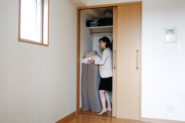 O colchão de Saeko Kushibiki cabe tranquilamente dentro de seu armário. 