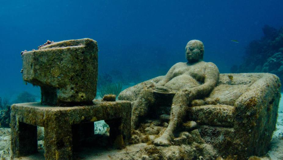 Muita das obras, como essa, são críticas ao nosso modo de vida atual. A ideia é contrastar esse cotidiano cinza com as cores e a vida submarinas.