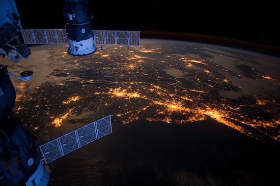 Vista deslumbrante da Terra captada por uma estação espacial em órbita.