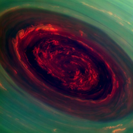 Uma câmera acoplada à sonda Cassini registrou esta imagem impressionante de um furacão no polo norte de Saturno. Enorme para os padrões terrestres, o olho dessa tempestade possui cerca de 2.000 quilômetros de largura e as nuvens na borda exterior se movimentam a mais de 500 quilômetros por hora.