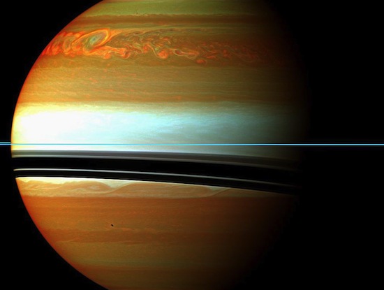 Essa tempestade de Saturno foi a maior já registrada em nosso Sistema Solar. A formação das nuvens no hemisfério norte começou maior que a Terra e logo se espalhou por todo o planeta. Nessa foto, o infravermelho indica as nuvens mais baixas em tom alaranjado, e as mais altas em tons claros. Os anéis de Saturno são vistos quase de lado, indicados pela fina linha azul no centro. A tempestade durou cerca de seis meses.