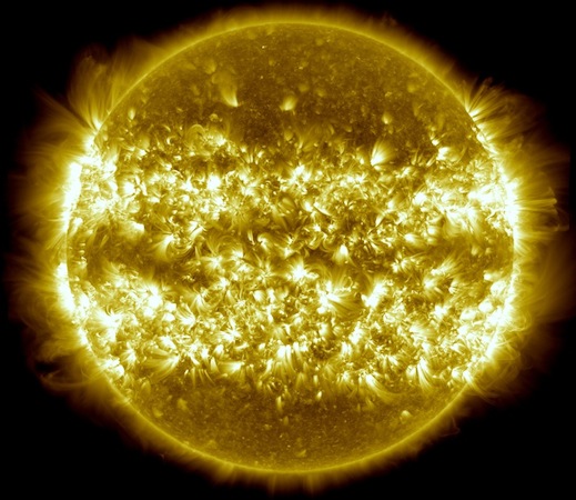 Essa imagem do Sol é uma composição de 25 figuras gravadas em luz ultravioleta extrema pelo Solar Dynamics Observatory, que ficou em órbita entre 16 de abril de 2012 e 15 de Abril de 2013.