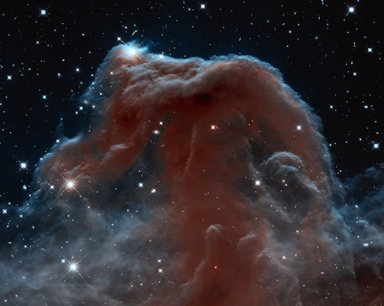 Essa nuvem de poeira interestelar foi formada por ventos estelares e radiação. A foto foi tirada pelo telescópio espacial Hubble.
