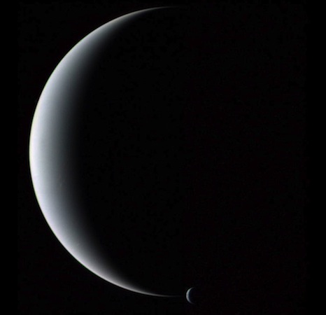 A câmara da sonda Voyager 2 capturou, em 1989, Netuno e Tritão juntos em fase crescente. Essa figura jamais poderia ter sido tomada a partir da Terra, pois a fase crescente de Netuno nunca pode ser observada daqui. Netuno é menor e mais maciço do que Urano, tem vários anéis escuros, e emite mais luz do que recebe do Sol.